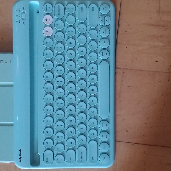 Ipad air case and keyboard - Picture 2 of 3